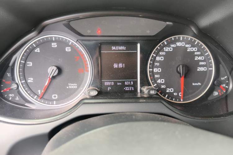 Used Audi Q5 2012 2.0TFSI Comfort Version Odometer Close Up