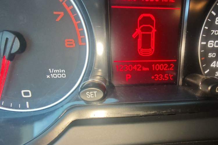 Used Audi Q5 2012 2.0TFSI Comfort Version Odometer Close Up