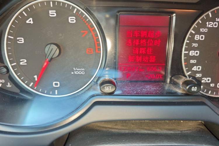 Used Audi Q5 2012 2.0TFSI Technology Model Odometer Close Up