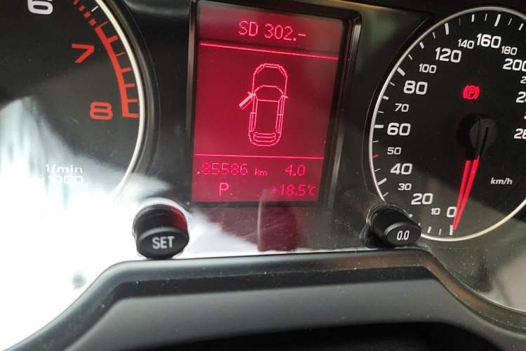 Used Audi Q5 2012 2.0TFSI Technology Model Odometer Close Up