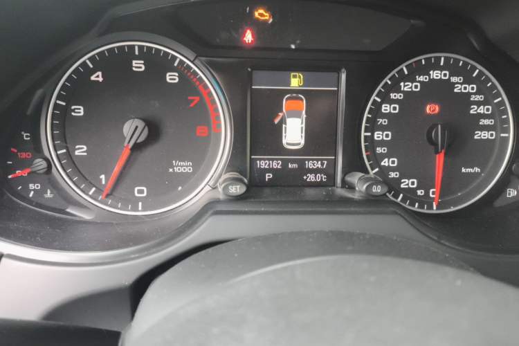 Used Audi Q5 2012 2.0TFSI Comfort Version Odometer Close Up