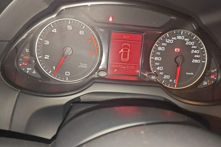 Used Audi Q5 2012 2.0TFSI Technology Model Odometer Close Up