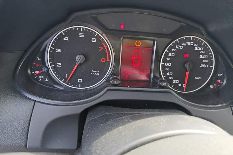 Used Audi Q5 2012 2.0TFSI Technology Model Odometer Close Up