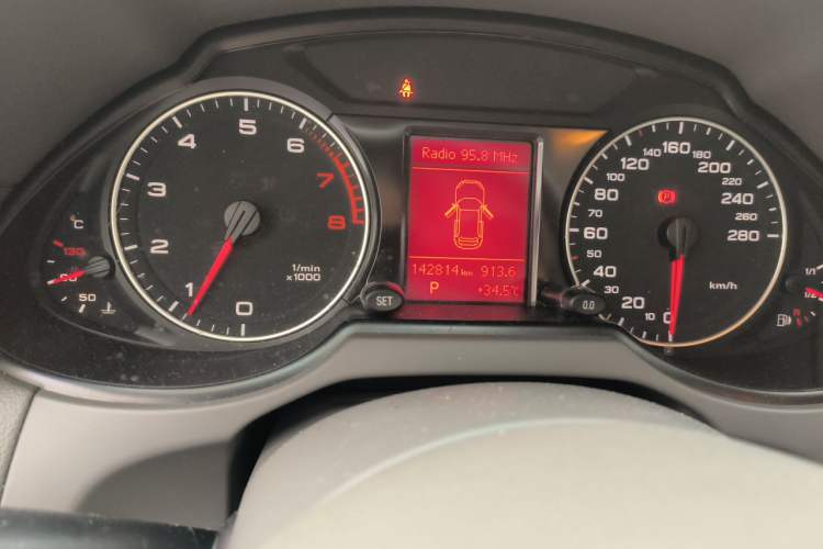 Used Audi Q5 2012 2.0TFSI Technology Model Odometer Close Up