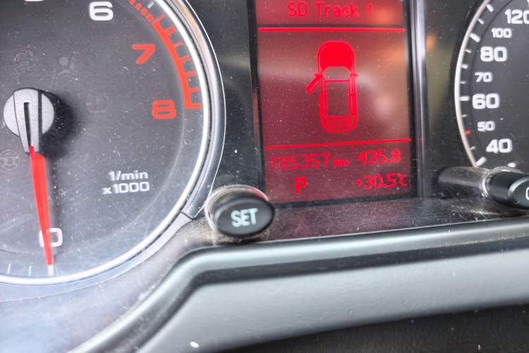 Used Audi Q5 2012 2.0TFSI Technology Model Odometer Close Up