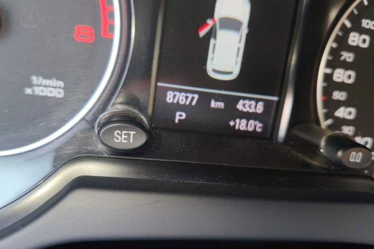 Used Audi Q5 2012 2.0TFSI Comfort Version Odometer Close Up