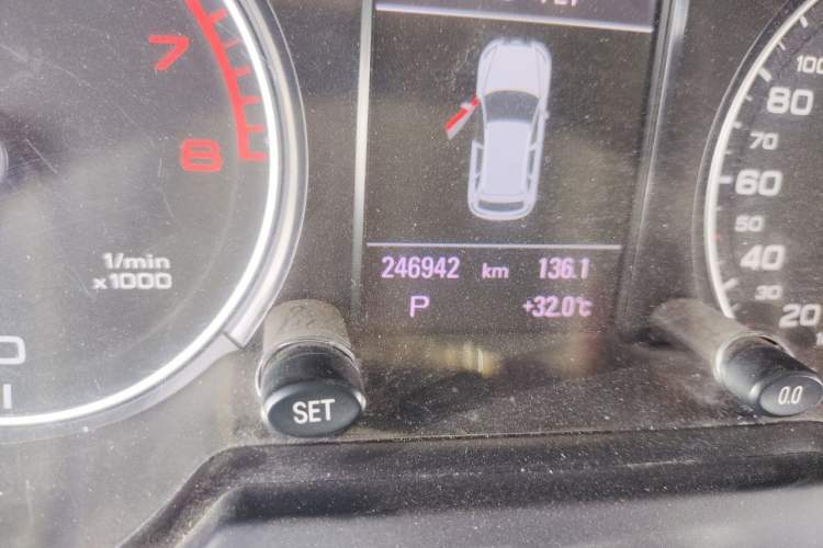 Used Audi Q5 2012 2.0TFSI Comfort Version Odometer Close Up