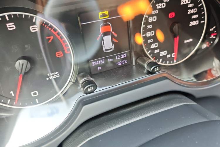 Used Audi Q5 2012 2.0TFSI Comfort Version Odometer Close Up