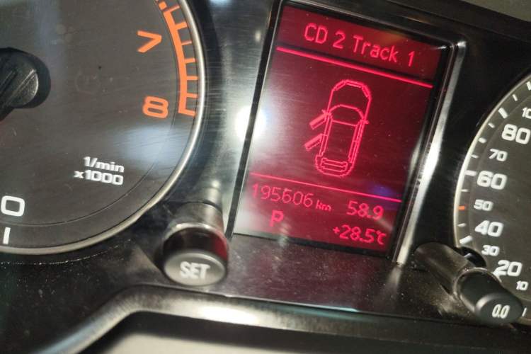 Used Audi Q5 2012 2.0TFSI Technology Model Odometer Close Up
