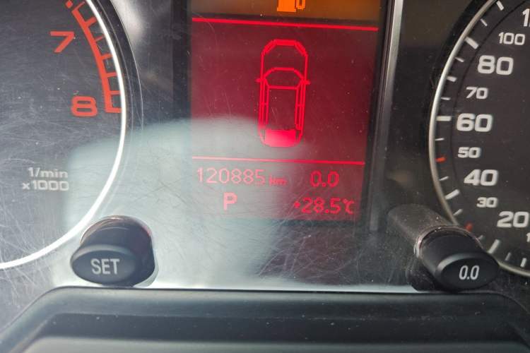Used Audi Q5 2012 2.0TFSI Technology Model Odometer Close Up