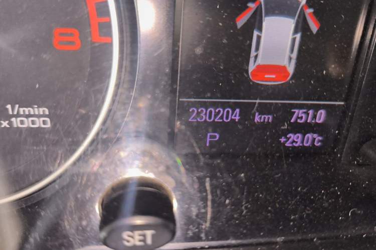 Used Audi Q5 2012 2.0TFSI Comfort Version Odometer Close Up