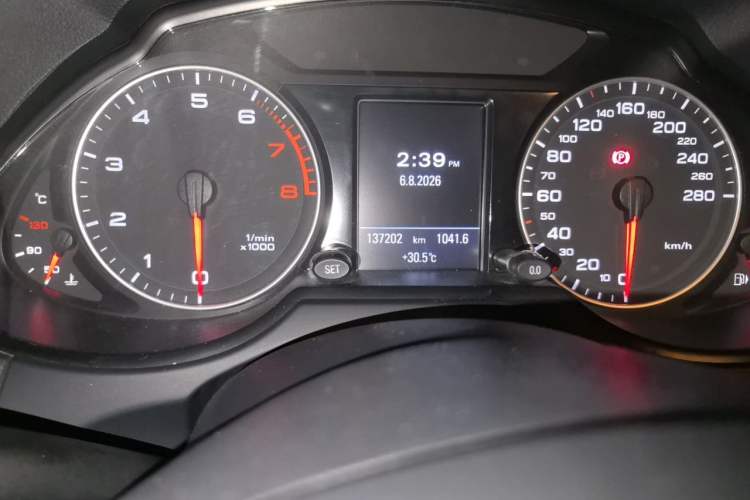 Used Audi Q5 2012 2.0TFSI Luxury Edition Odometer Close Up