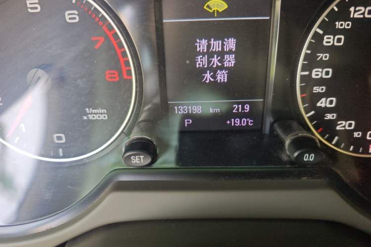 Used Audi Q5 2012 2.0TFSI Comfort Version Odometer Close Up