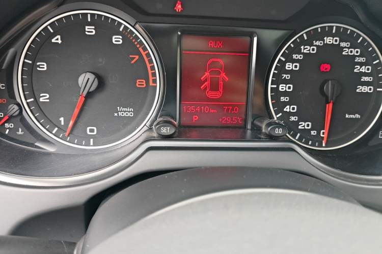 Used Audi Q5 2012 2.0TFSI Trendy Edition Odometer Close Up