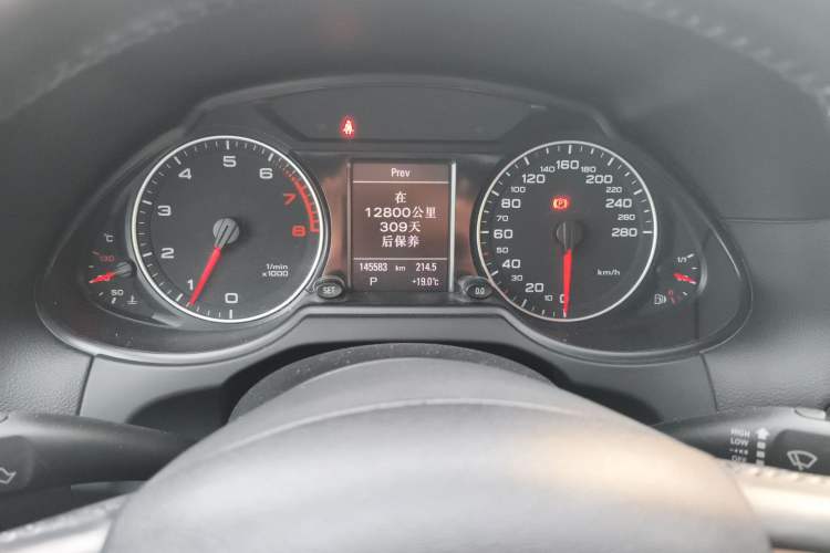 Used Audi Q5 2012 2.0TFSI Comfort Version Odometer Close Up
