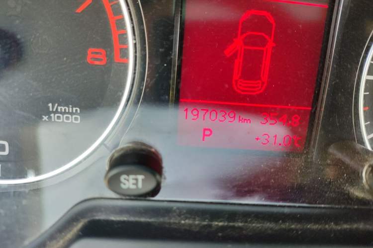 Used Audi Q5 2012 2.0TFSI Technology Model Odometer Close Up