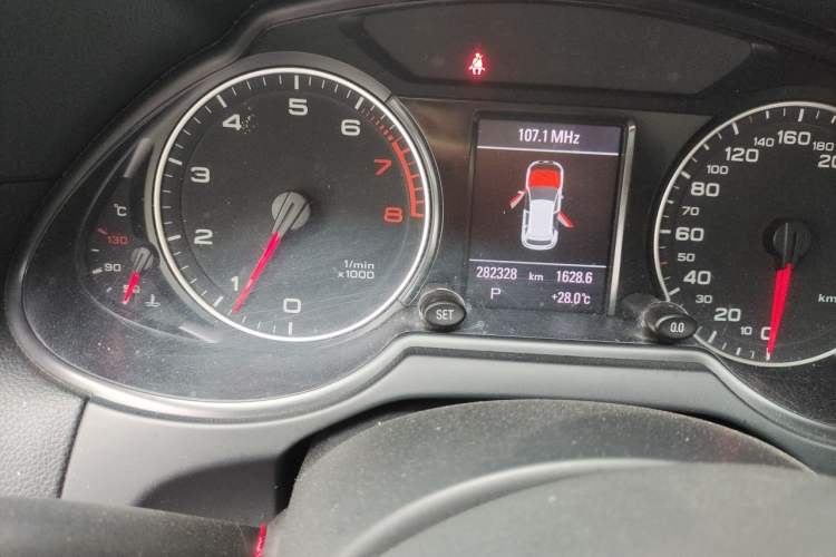 Used Audi Q5 2012 2.0TFSI Comfort Version Odometer Close Up