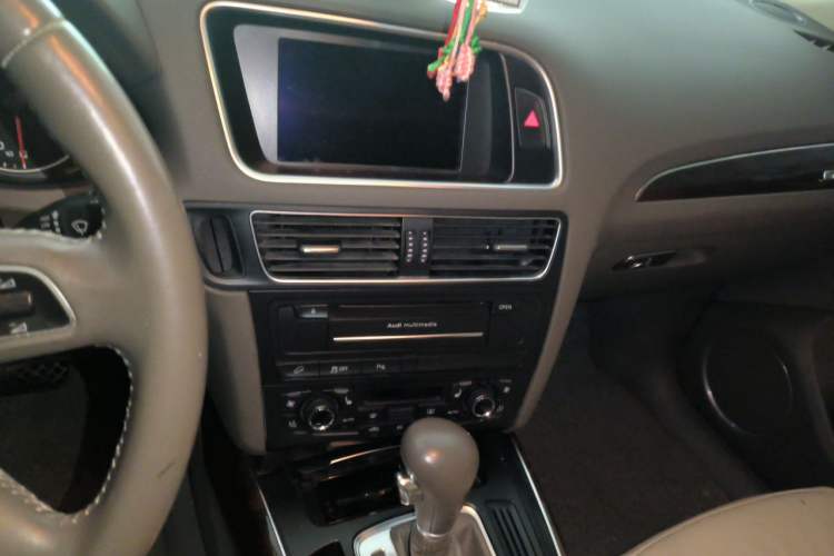 Used Audi Q5 2012 2.0TFSI Comfort Version Audio And AC Panel