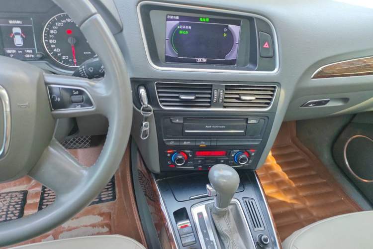 Used Audi Q5 2012 2.0TFSI Comfort Version Audio And AC Panel