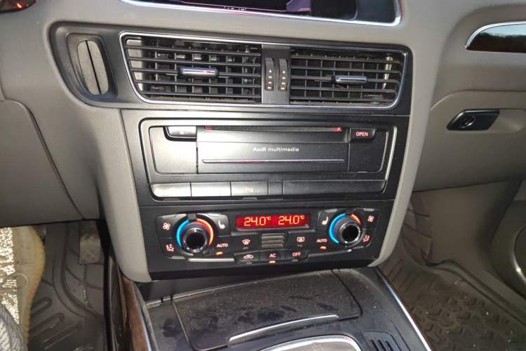 Used Audi Q5 2012 2.0TFSI Comfort Version Audio And AC Panel