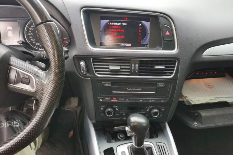 Used Audi Q5 2012 2.0TFSI Dynamic Edition Audio And AC Panel