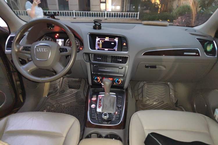 Used Audi Q5 2012 2.0TFSI Comfort Version Center Console