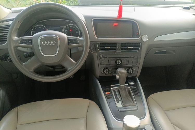 Used Audi Q5 2012 2.0TFSI Technology Model Center Console