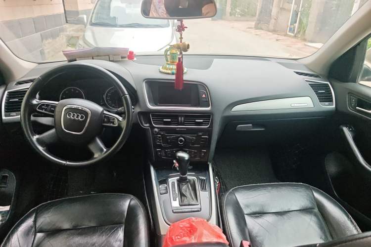 Used Audi Q5 2012 2.0TFSI Trendy Edition Center Console