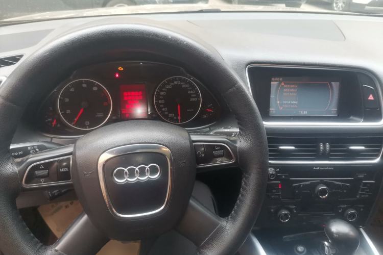 Used Audi Q5 2012 2.0TFSI Trendy Edition Center Console