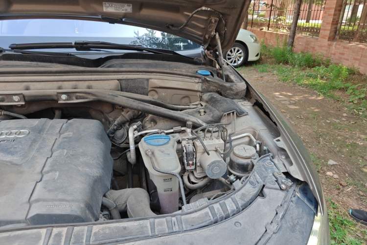 Used Audi Q5 2012 2.0TFSI Technology Model Engine Bay Left