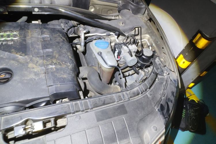 Used Audi Q5 2012 2.0TFSI Comfort Version Engine Bay Left