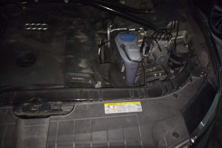 Used Audi Q5 2012 2.0TFSI Technology Model Engine Bay Left