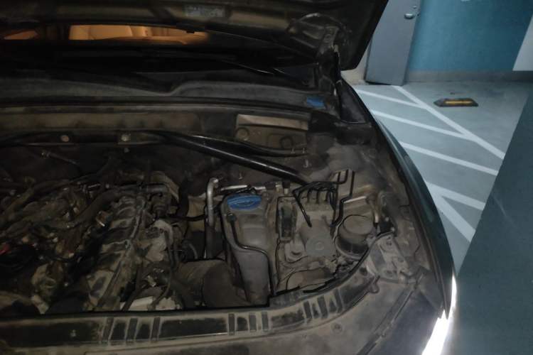 Used Audi Q5 2012 2.0TFSI Technology Model Engine Bay Left