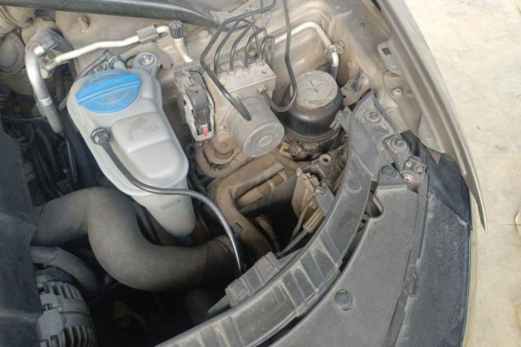 Used Audi Q5 2012 2.0TFSI Technology Model Engine Bay Left