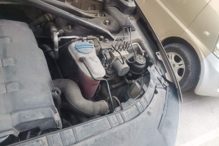 Used Audi Q5 2012 2.0TFSI Trendy Edition Engine Bay Left