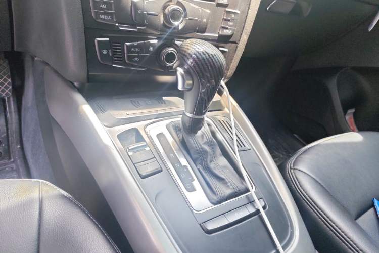 Used Audi Q5 2012 2.0TFSI Trendy Edition Gear Lever