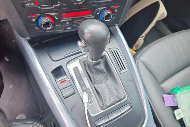 Used Audi Q5 2012 2.0TFSI Technology Model Gear Lever