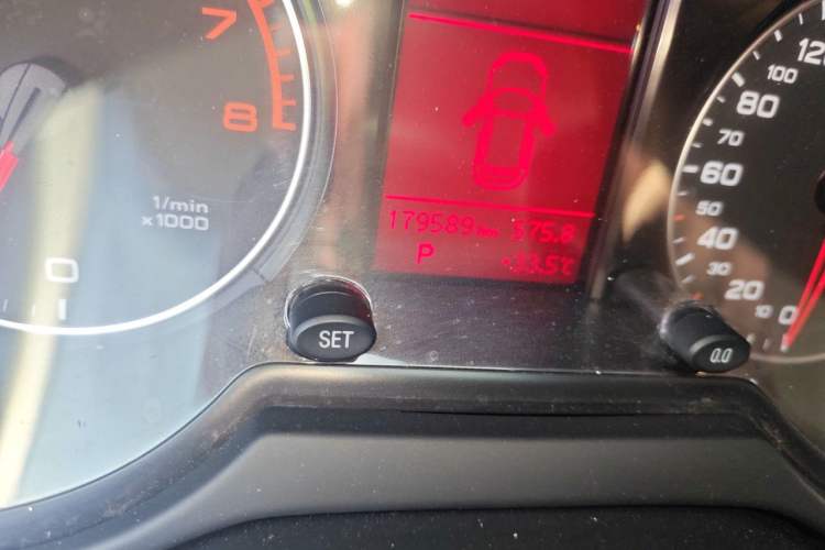 Used Audi Q5 2012 2.0TFSI Trendy Edition Odometer Close Up