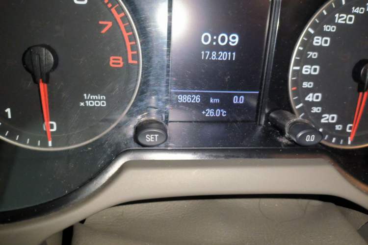 Used Audi Q5 2012 2.0TFSI Comfort Version Odometer Close Up