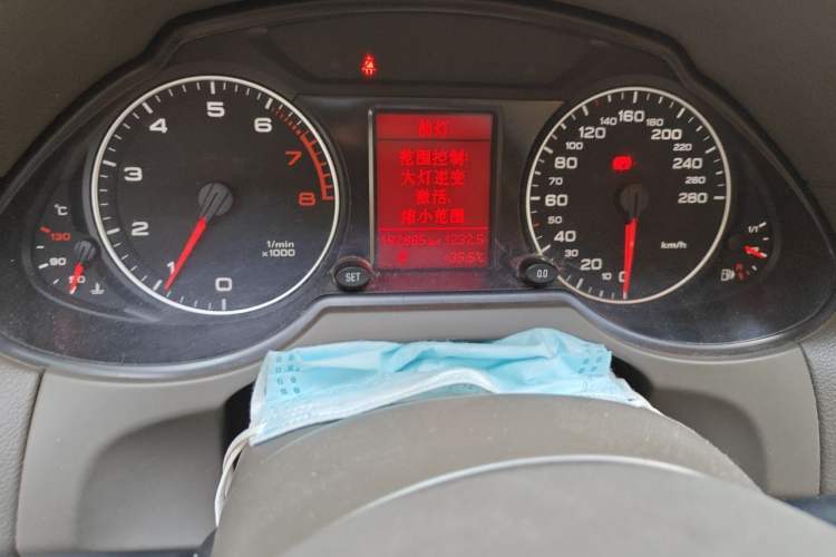 Used Audi Q5 2012 2.0TFSI Technology Model Odometer Close Up