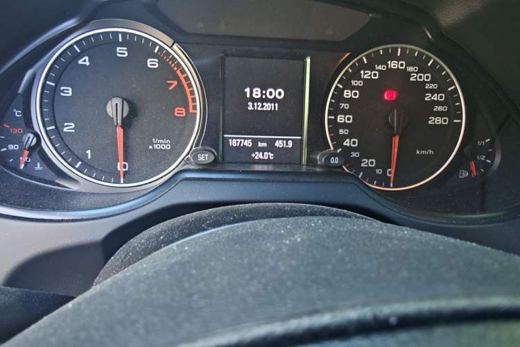 Used Audi Q5 2012 2.0TFSI Comfort Version Odometer Close Up