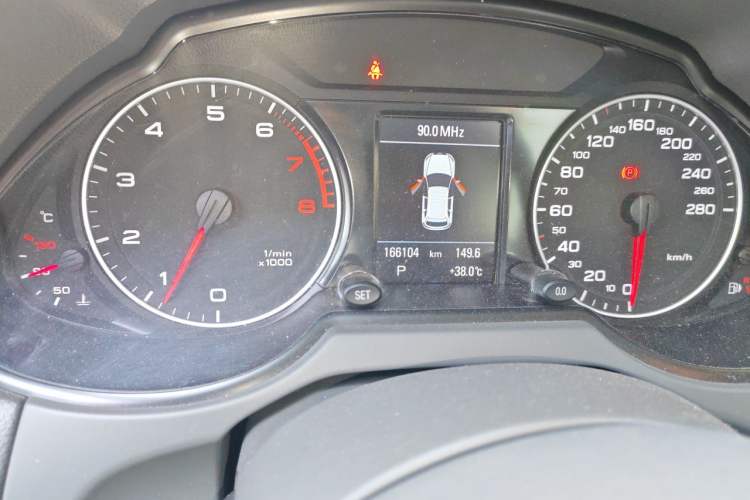 Used Audi Q5 2012 2.0TFSI Comfort Version Odometer Close Up