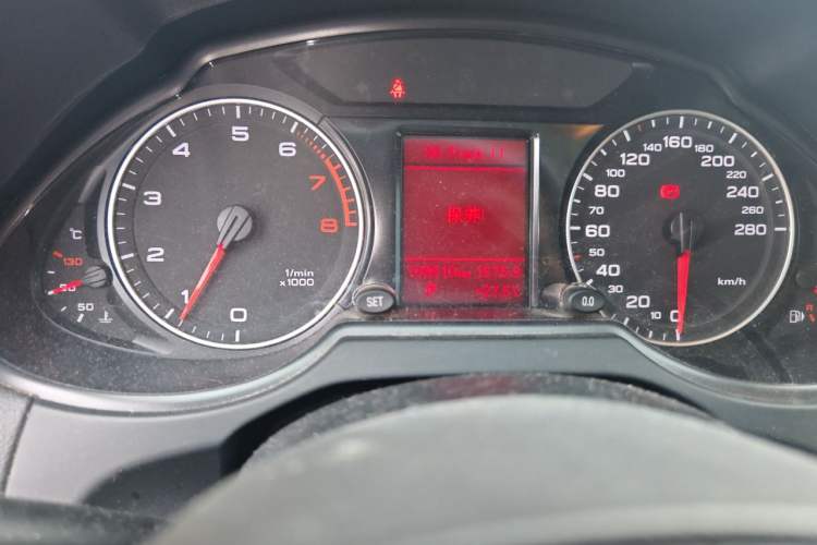 Used Audi Q5 2012 2.0TFSI Technology Model Odometer Close Up