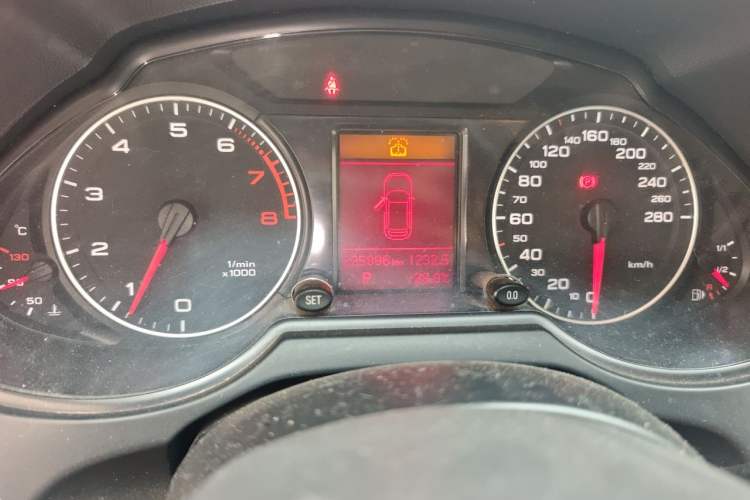 Used Audi Q5 2012 2.0TFSI Trendy Edition Odometer Close Up