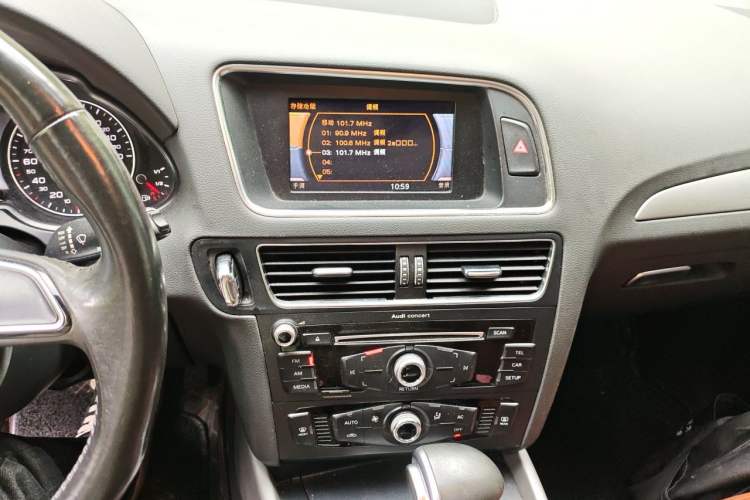 Used Audi Q5 2013 40 TFSI Ambition Audio And AC Panel
