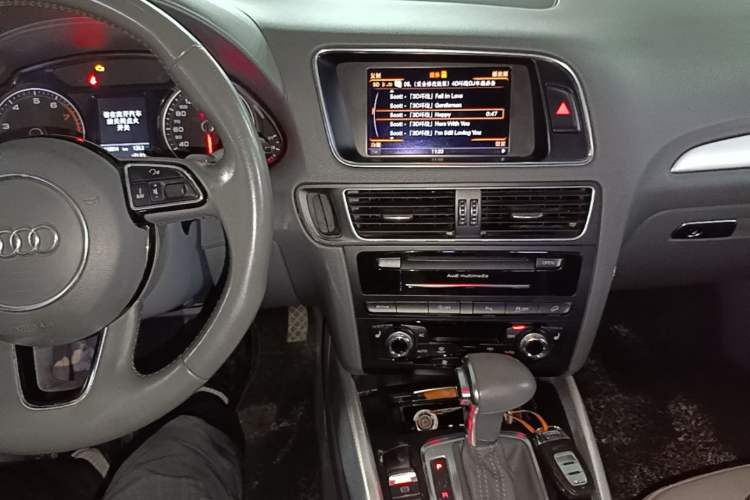 Used Audi Q5 2013 45 TFSI quattro Sport Edition Audio And AC Panel