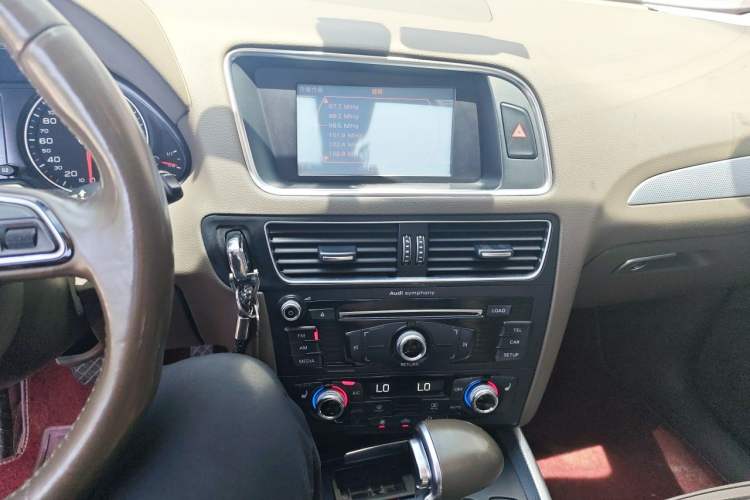 Used Audi Q5 2013 40 TFSI Technology Edition Audio And AC Panel