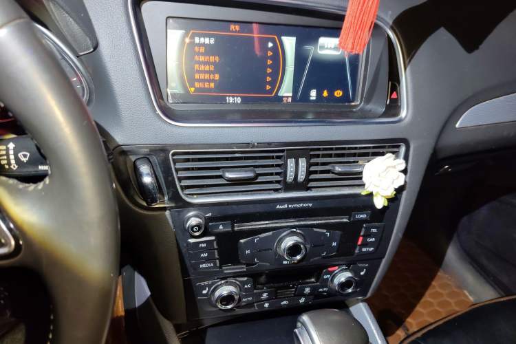Used Audi Q5 2013 40 TFSI Technology Edition Audio And AC Panel