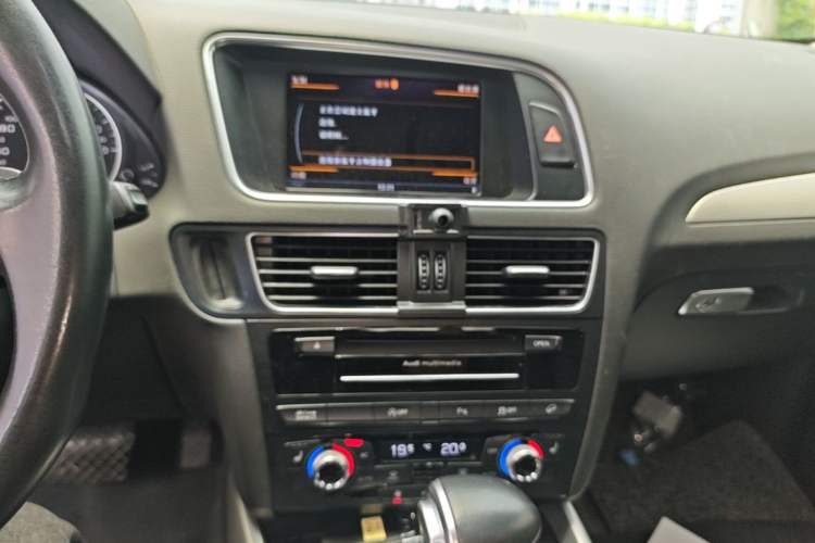 Used Audi Q5 2013 45 TFSI quattro Sport Edition Audio And AC Panel
