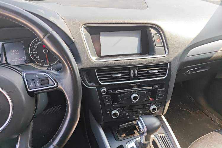 Used Audi Q5 2013 40 TFSI Technology Edition Audio And AC Panel